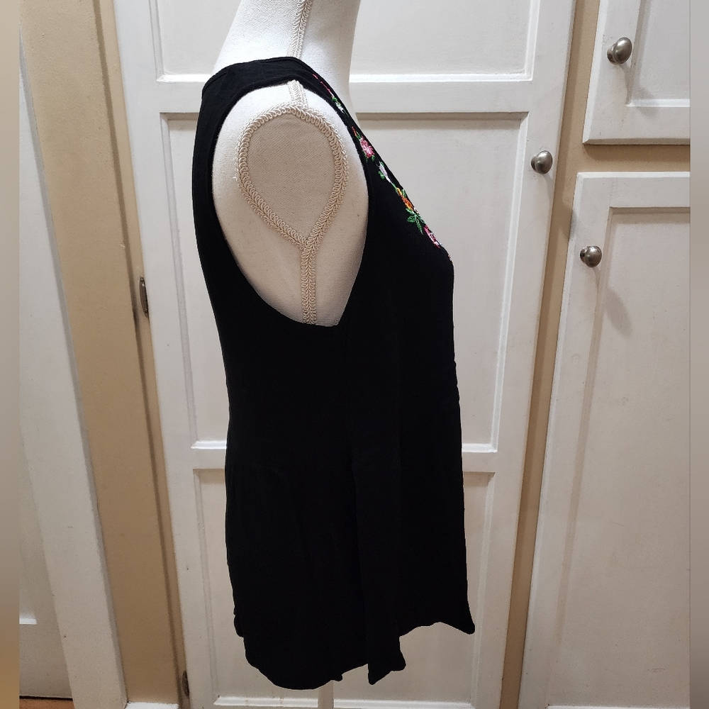SHEIN Women's Floral Embroidery Ruffle Hem Tank Top NWOT - Picture 7 of 12